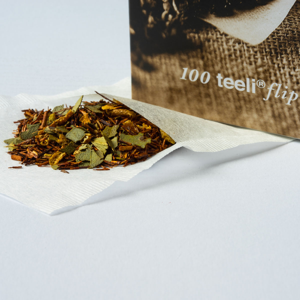 Teeli Papier-Teefilter mit losem Kräutertee vor der Verpackung