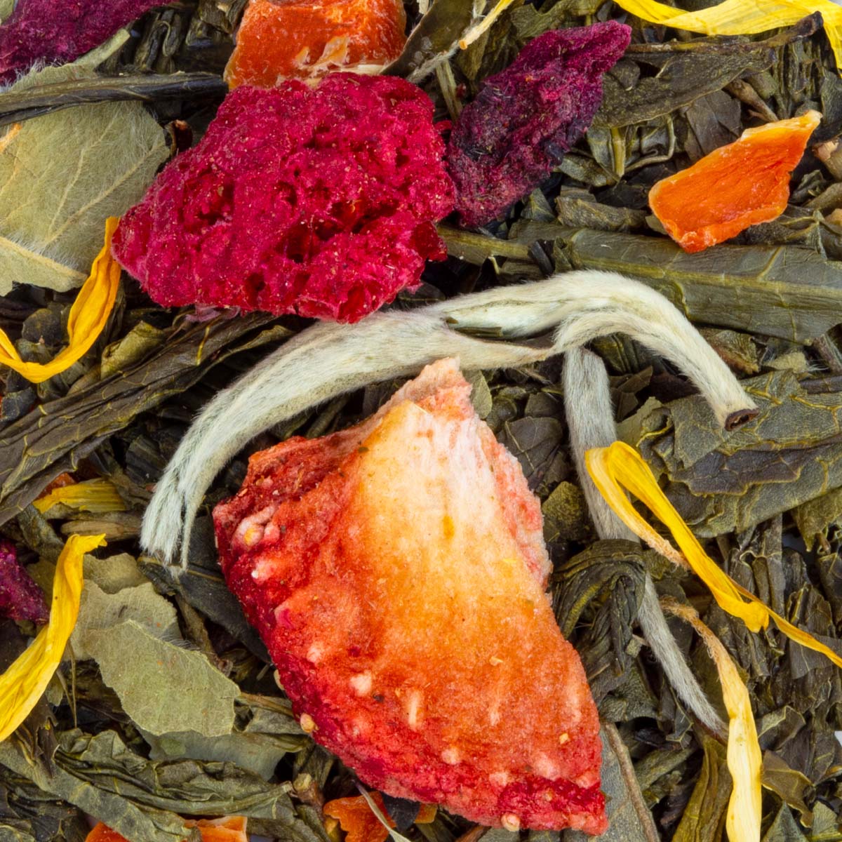 Bio Grüntee Plage d’Émeraude, Geschmack Erdbeere, Himbeere und Pfirsich – Made in Thé, Nahaufnahme